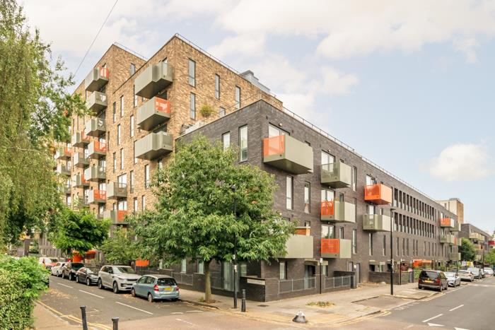 3 bed property in Duckett Street, London